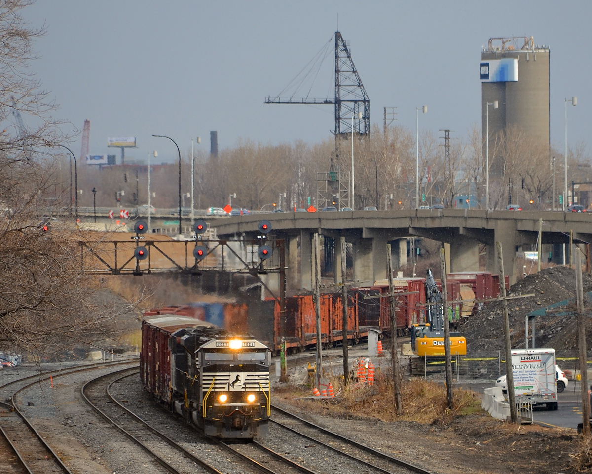 Fairly fresh rebuild leading. SD60E NS 7027 (rebuilt from SD60 NS 6654 in April 2016) is leading CN 529 as it rounds a curve at Turcot West with only 21 cars in tow. Trailing is SD70M-2 NS 2710.