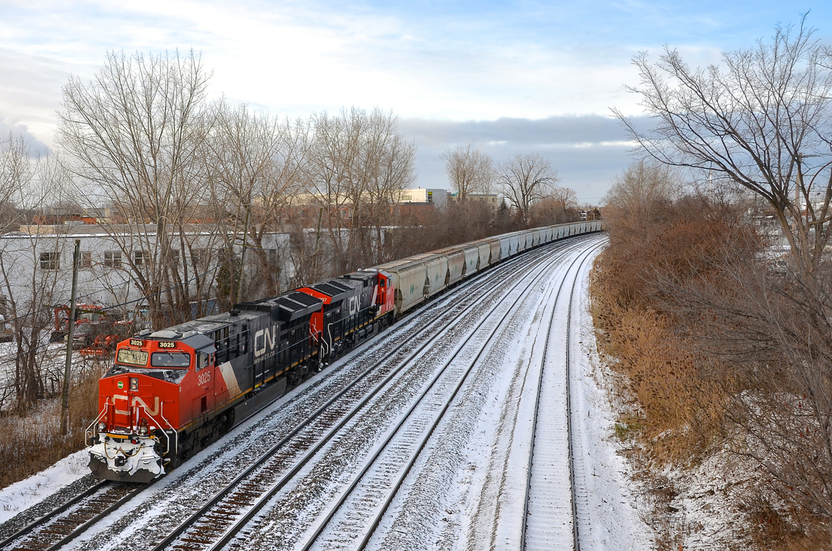 CN B730 has a whopping 205 potash cars for Saint John, New Brunswick as it approaches a crew change at Turcot West. Power is 4 GE units: CN 3025, CN 3097 with CN 2905 & CN 2950 mid-train.