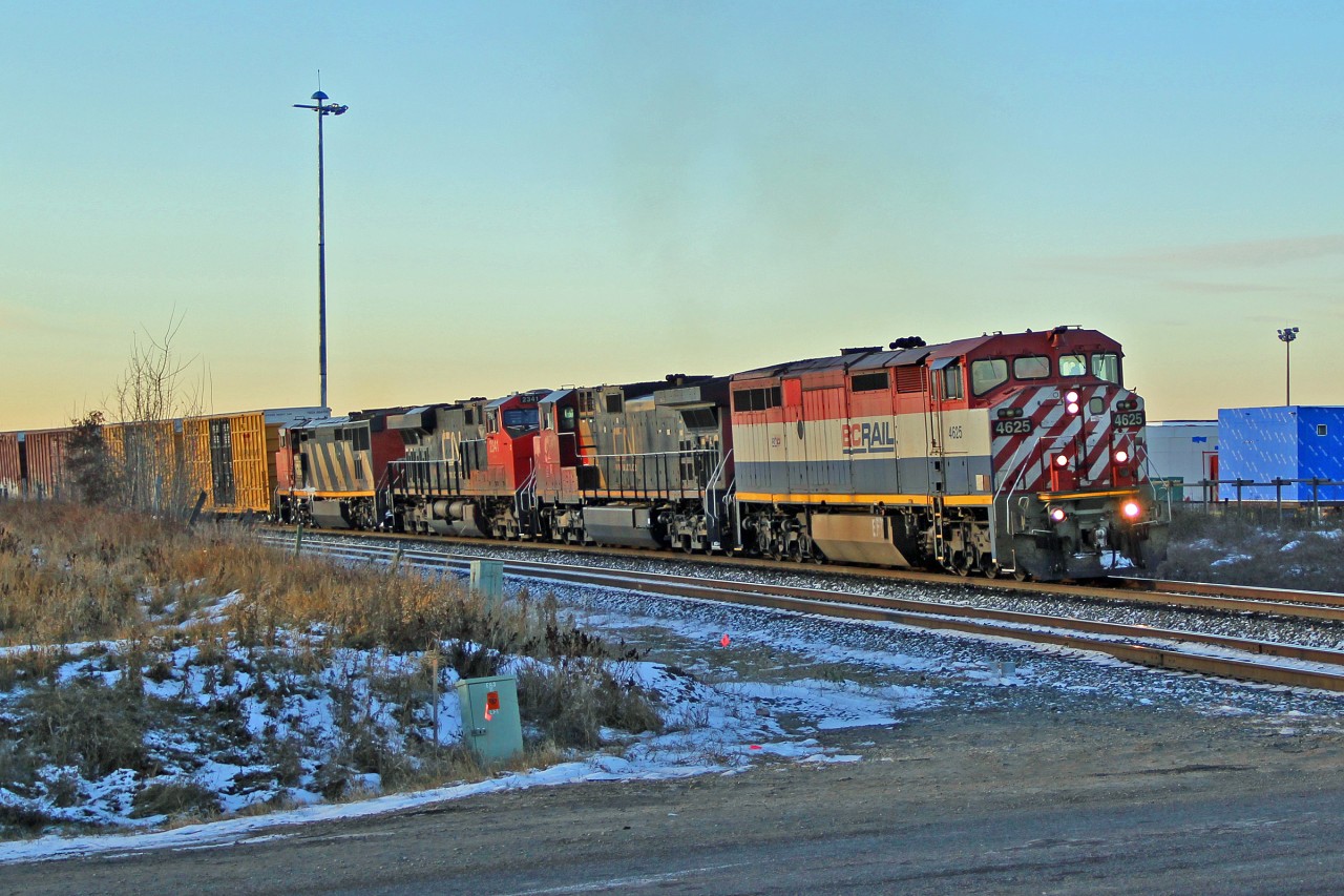 Fallen Flag leading, it's nice to see the old colours still around.  Heading east out of Clover Bar is DASH 8-40CMu (upgraded to 4400 hp and DASH 9 specs) BCOL 4625, helped along by DASH 9-44CW, CN 2501, ES44DC, CN 2341 and DASH 8-40CM, CN 2425.