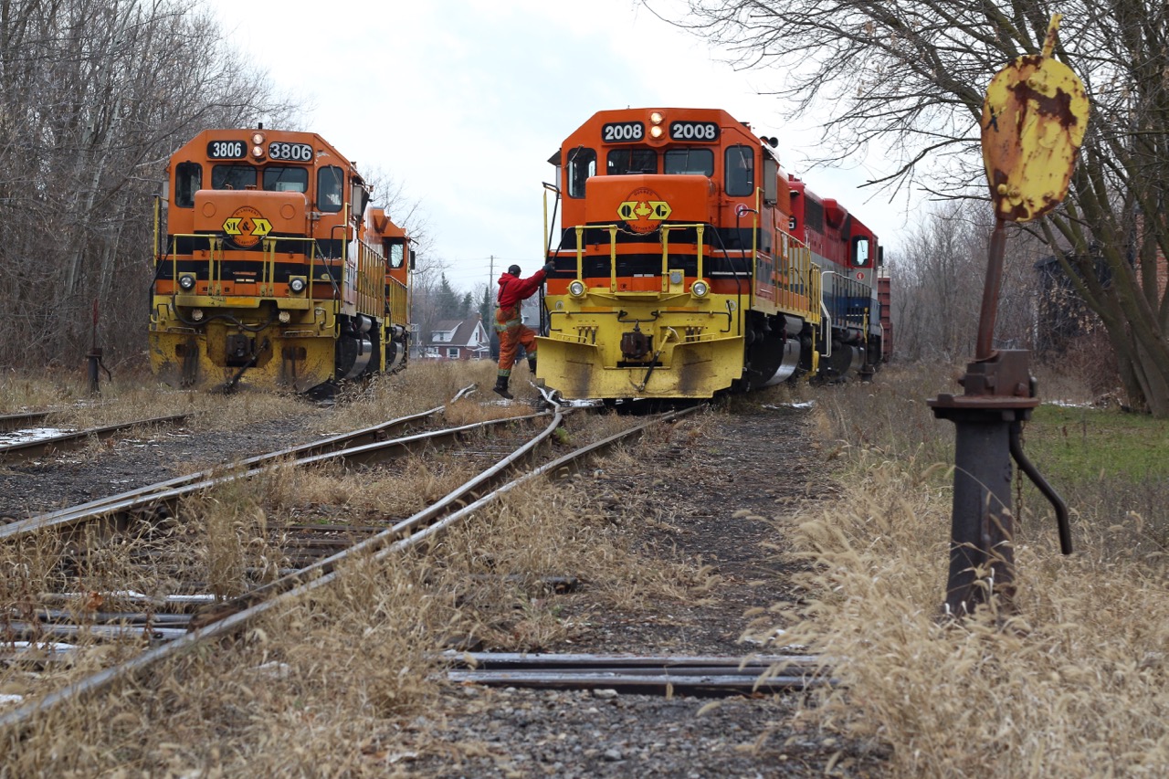 The late morning hours can sometime be busy in guelph yard, as seen here with GEXR locals 580 & 582 switching cars. When the two trains are finished 582 with head up to the Guelph North spurs to work customers and the OSR interchange, while 580 will head back to Kitchener. Local 580 used to do all of the switching in Guelph, but now with 582 assigned to Preston it now often handles these chores.