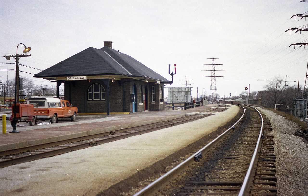 CN St. Clair Ave station, looking southward. Not much evidence of the Big City back then. :o) I assume the station is long gone; if not, would like to hear of it.