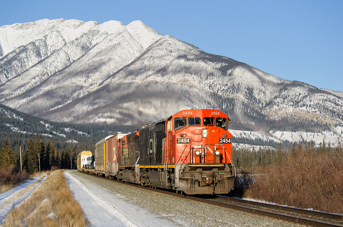 An immaculate CN C40-8M 2454 leads train M301 west on the Edson Sub a few miles east of Henry House.