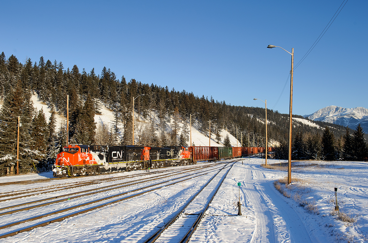A pair of frosty GEs (ES44AC 2962 and C44-9WL 2503) pull into the east end of the yard in Jasper with Gary, IN - Prince George, BC train M347. The temperature was hovering around -30 when this guy pulled in, brrrrr!