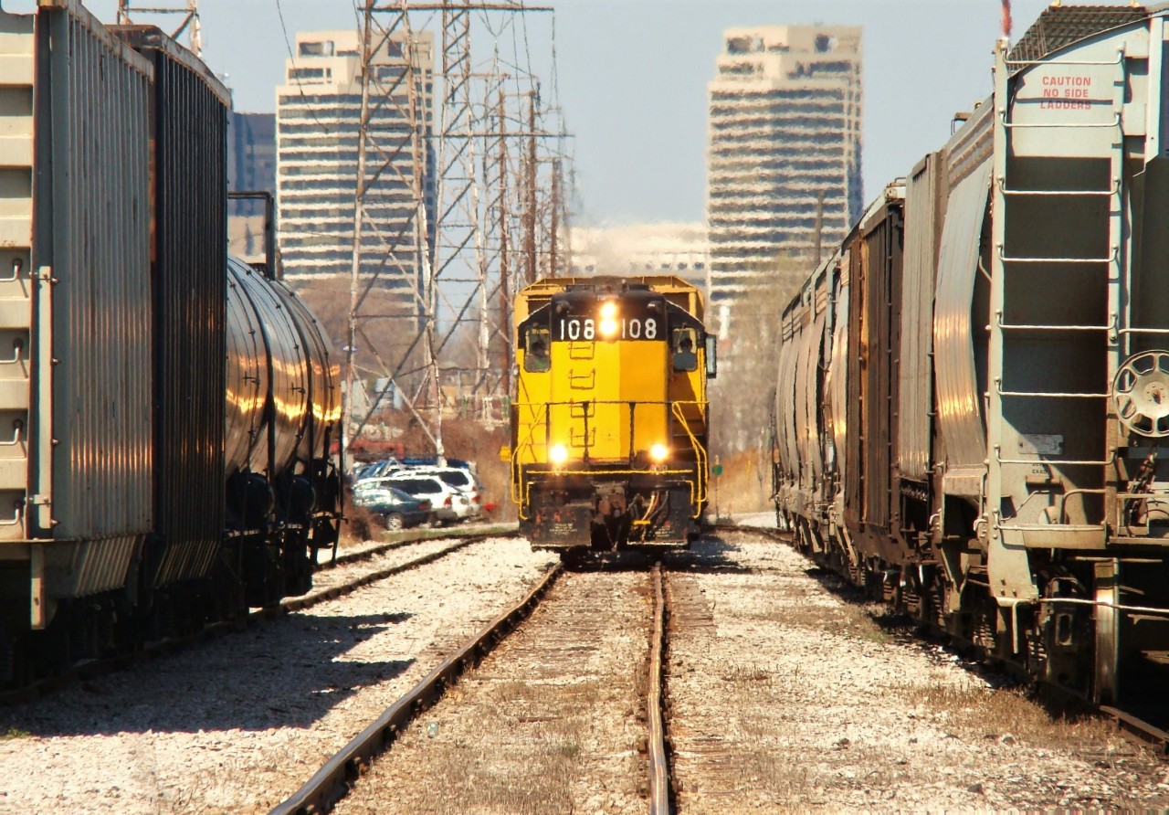 Essex Terminal 108 is seen here approaching the CP-ETR interchange yard where they'll drop cars collected from Ojibway yard before heading over to CN's Van de Water yard to interchange with CN and CSX. A lengthy train today at 51 cars, another train from Ojibway was by an hour or so after this with more interchange cars along with boxcars for Fords.