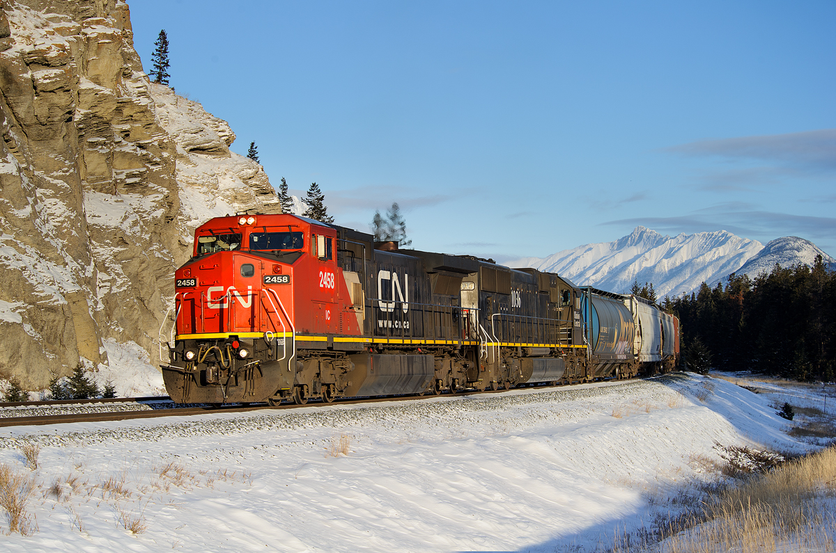 IC C40-8W 2458 and IC SD70 1036 lug a heavy M303 towards Jasper for a crew change and a trip around the wye.