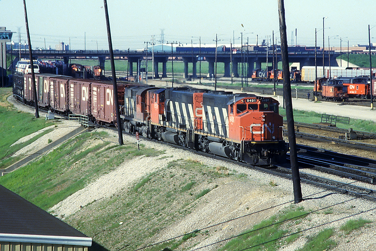 By the end of the week, Receiving Yard tended to back up, and numerous trains would wait for the Dual Hump to pull a track so they could yard their train. 420 comes of the Halton Sub with a huge string of of autos connecting to 392 for Montreal in a few hours, ad western Canada that night. Meanwhile, 2 westbounds wait on York 1 and 2 for their chance to get into the yard. It could be quite challenging at times to get crews back out of the coffee shop to yard their trains; much to the displeasure of the dispatcher who likely had things blocked with trains in behind.