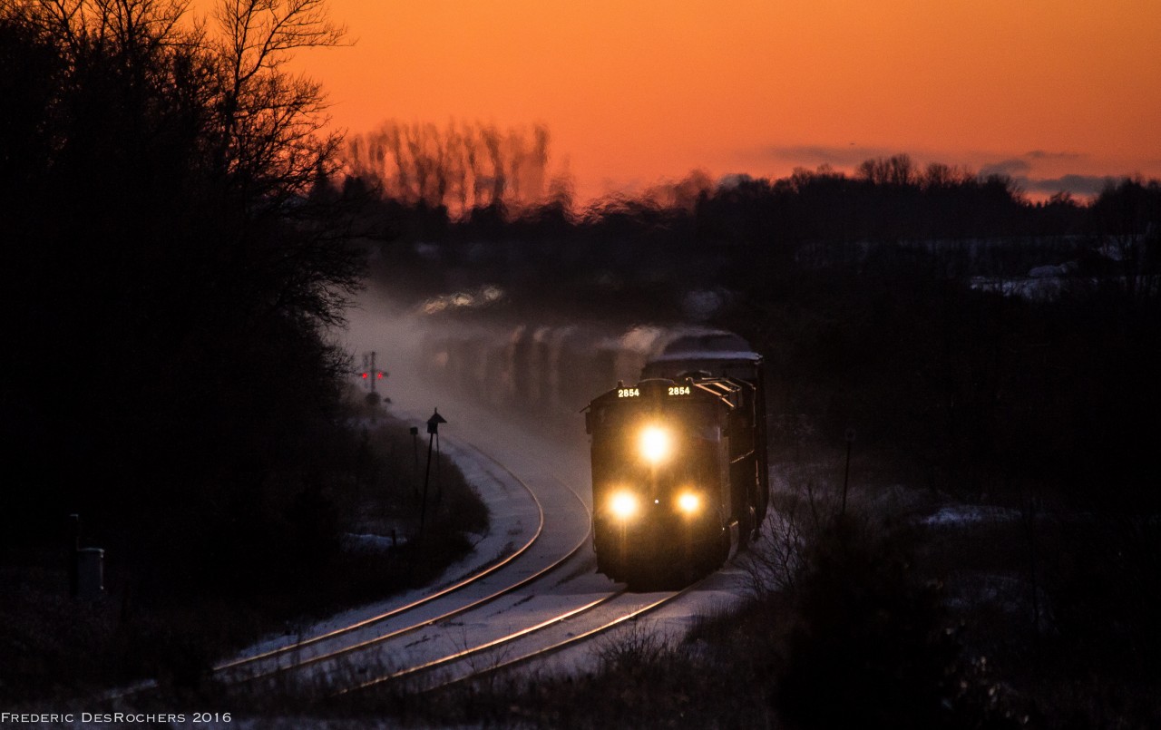 With clear skies to the West, and some light flurries coming down, CN 306 makes its way through Newtonville on one of the shortest days of the year. CN 2854 & CN 2941. (1653hrs)