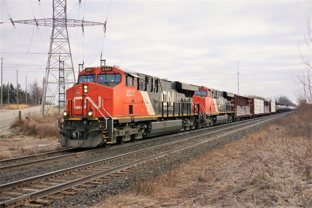 A pair of ES44DCs lead X371 past Mile 27.1 of the Dundas Sub.