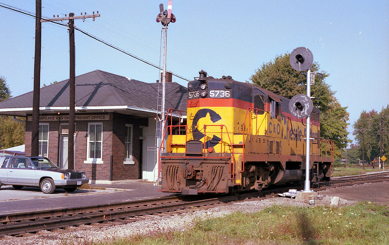 Built for use in Ontario, GP 5736, one of a small fleet of locos working CSX in the province at the time, sits out front of the Chesapeake and Ohio Freight Office just off Colborne St on a warm September morning back in 1983.