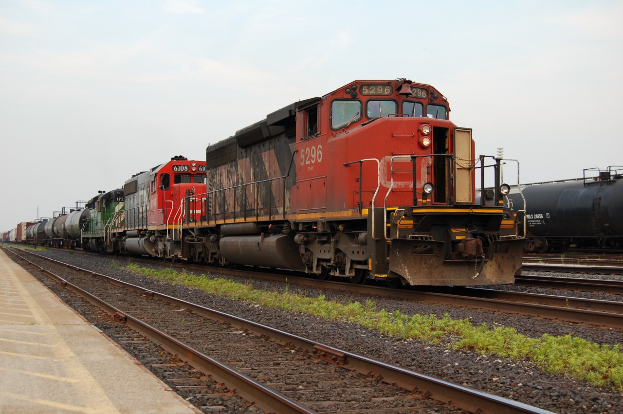 These certainly were the days to be trackside as you just never knew what might show up on the next freight. Another evening westbound past the station at Sarnia with CN SD40-2W 5296, CN/IC SD40-2 6108 and BNSF SD9 1727. That little SD9 was certainly odd but it wasn't the only one we saw, at least two others made it through durring the "foreign power craze"