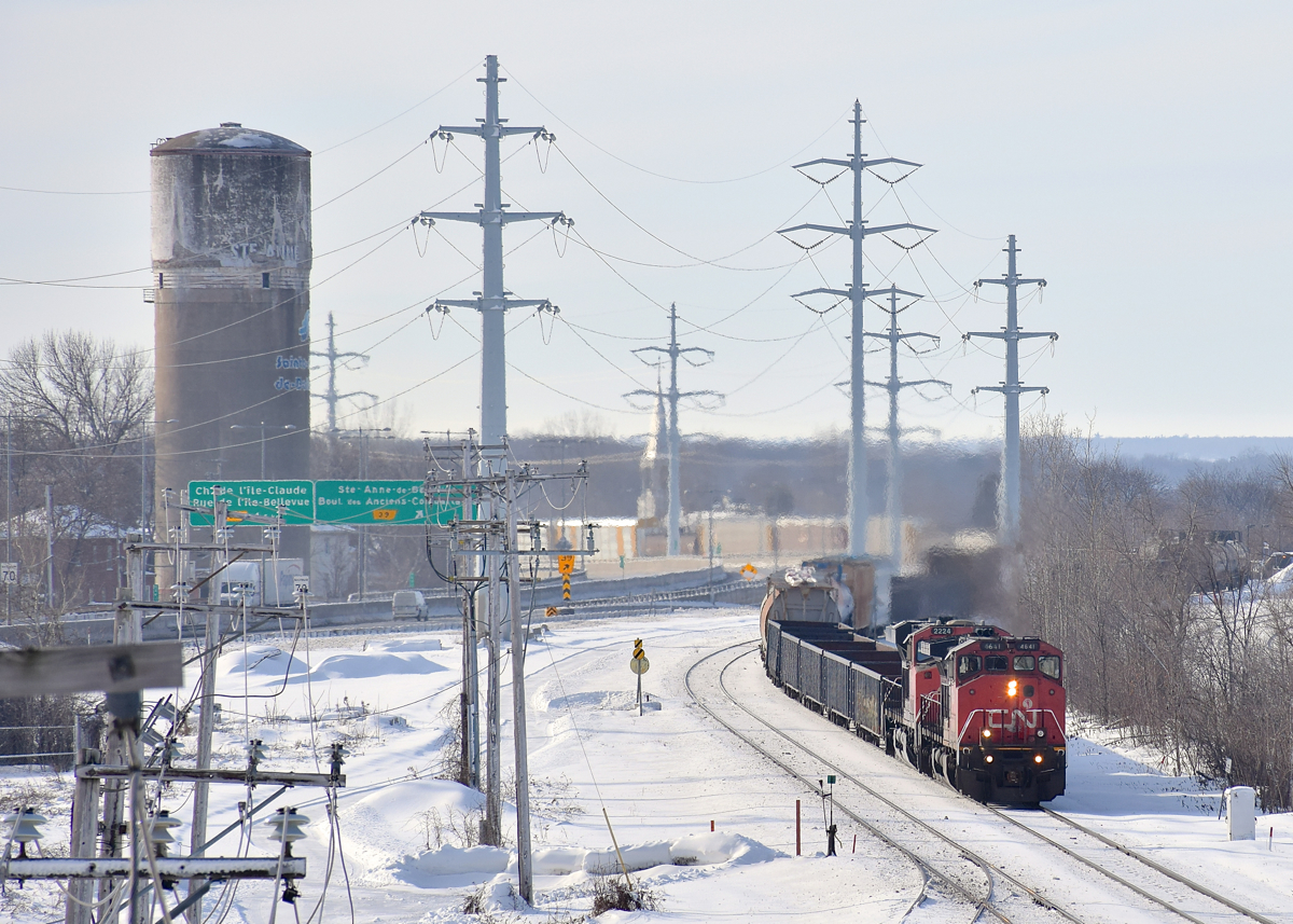 Dash9-44CWL BCOL 4641 is in CN colors but still has its double set of ditchlights (with one of them not working or off) as it leads CN 310, seen curving onto the island of Montreal. Trailing is CN 2224.