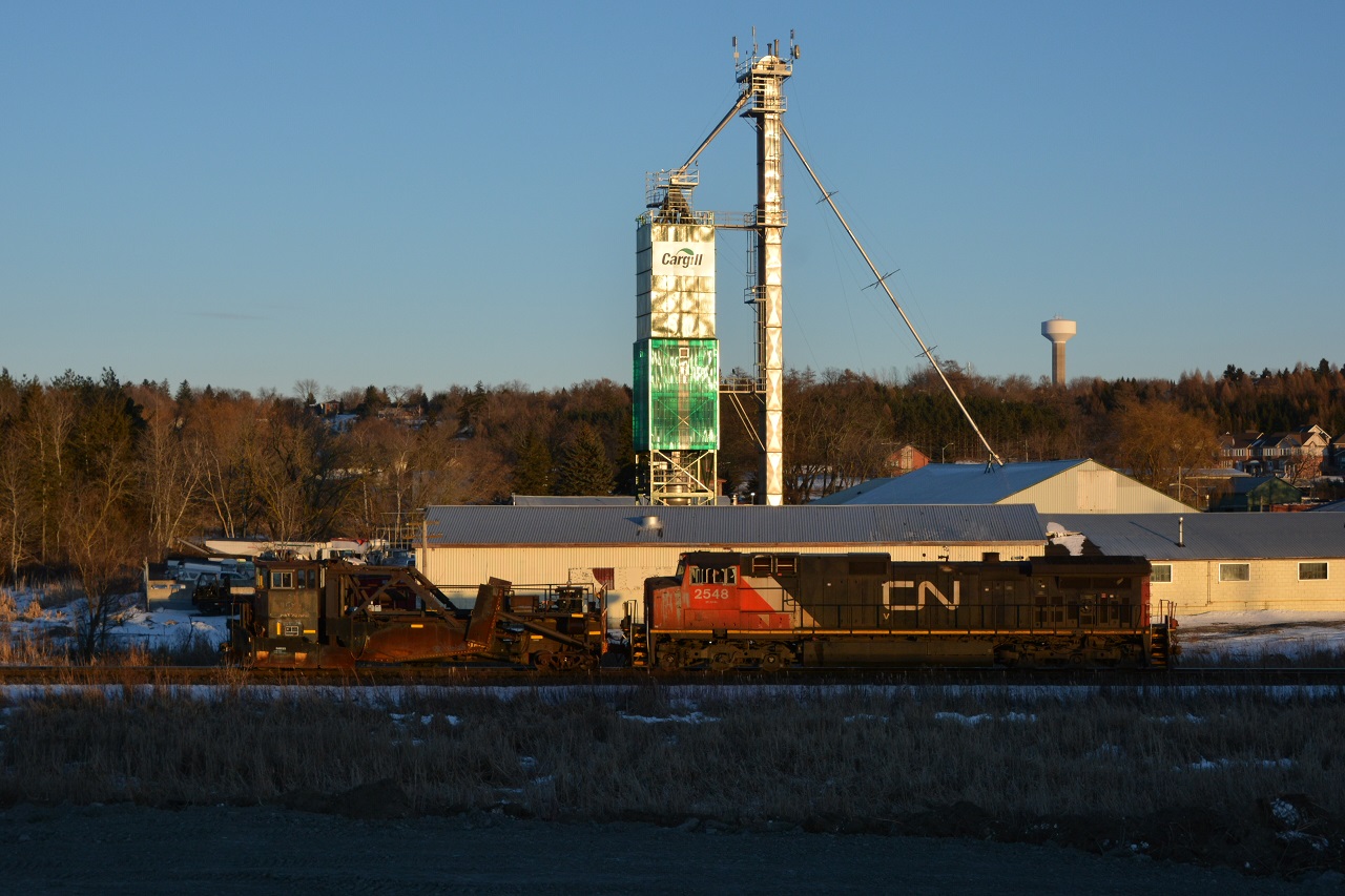 After being cancelled, rescheduled, rescheduled once again, sided for a northbound, and 2 crews being paid, the CN spreader finally approaches Zephyr siding in last sunlight on a "CP like" day.