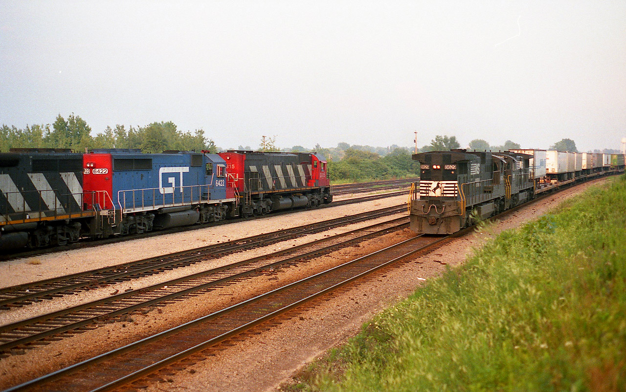 Good old days, already. This scene is only from 1988 but it shows late afternoon activity at the far end of the long Fort Erie yard near 'CN Duff'(since pulled up). Arriving from Mac Yard Toronto is CN 2315, GT 6422 and CN 9309; about to pass westbound NS 8629 and 8575.