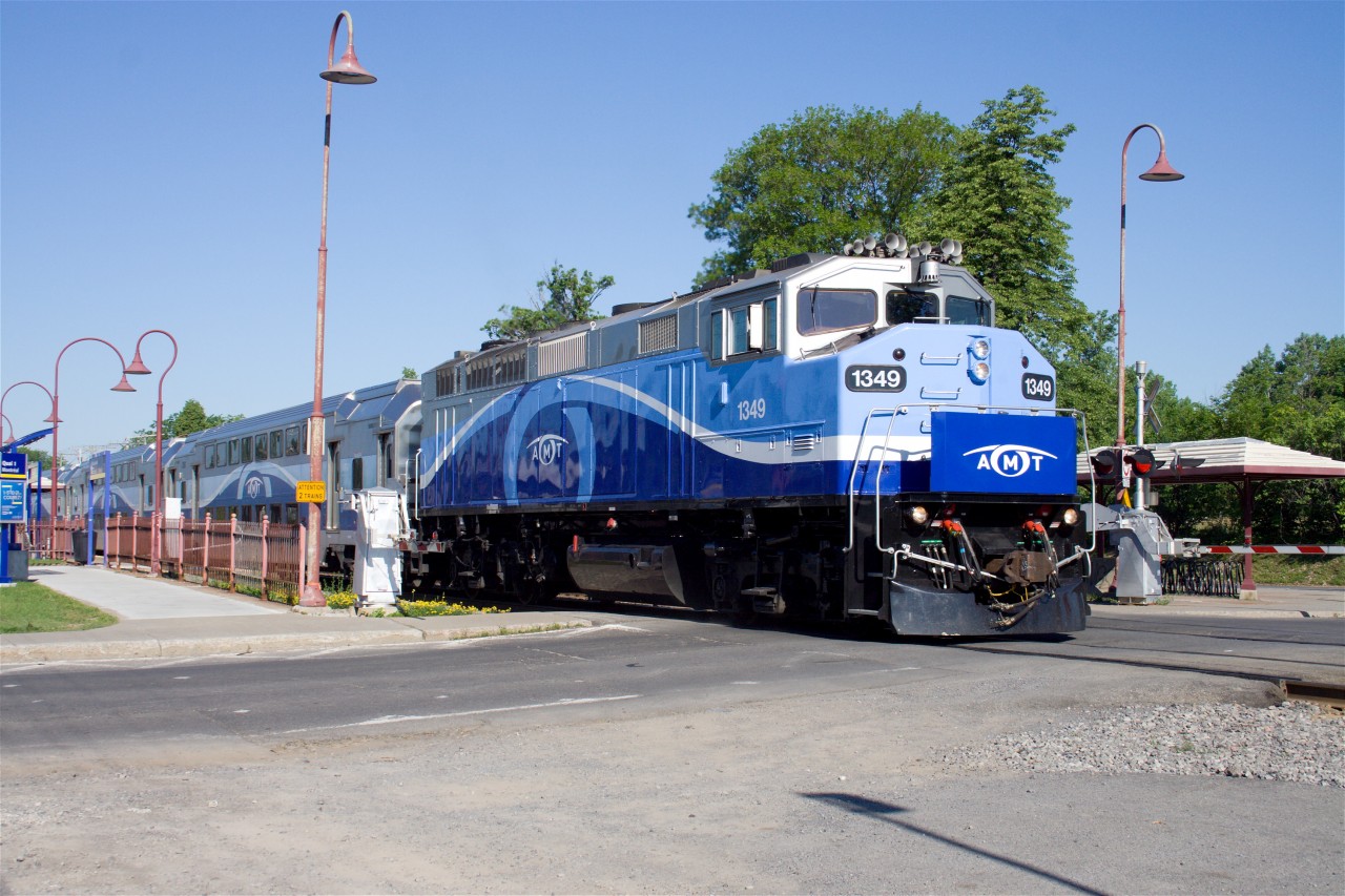 Hard to believe that this F59PH, build in 1990, is almost as much of a “classic”, as the FP7s that AMT used to own. One of only 73 built (49 for GO Transit; 10 of which were eventually sold to AMT), this unit moved to Montreal in 2011 where it joined 11 similar F59PHIs. Train No. 50 is the first train of the day on Saturday, one of four operating between Vaudreuil and Montreal (Lucien l’Allier).