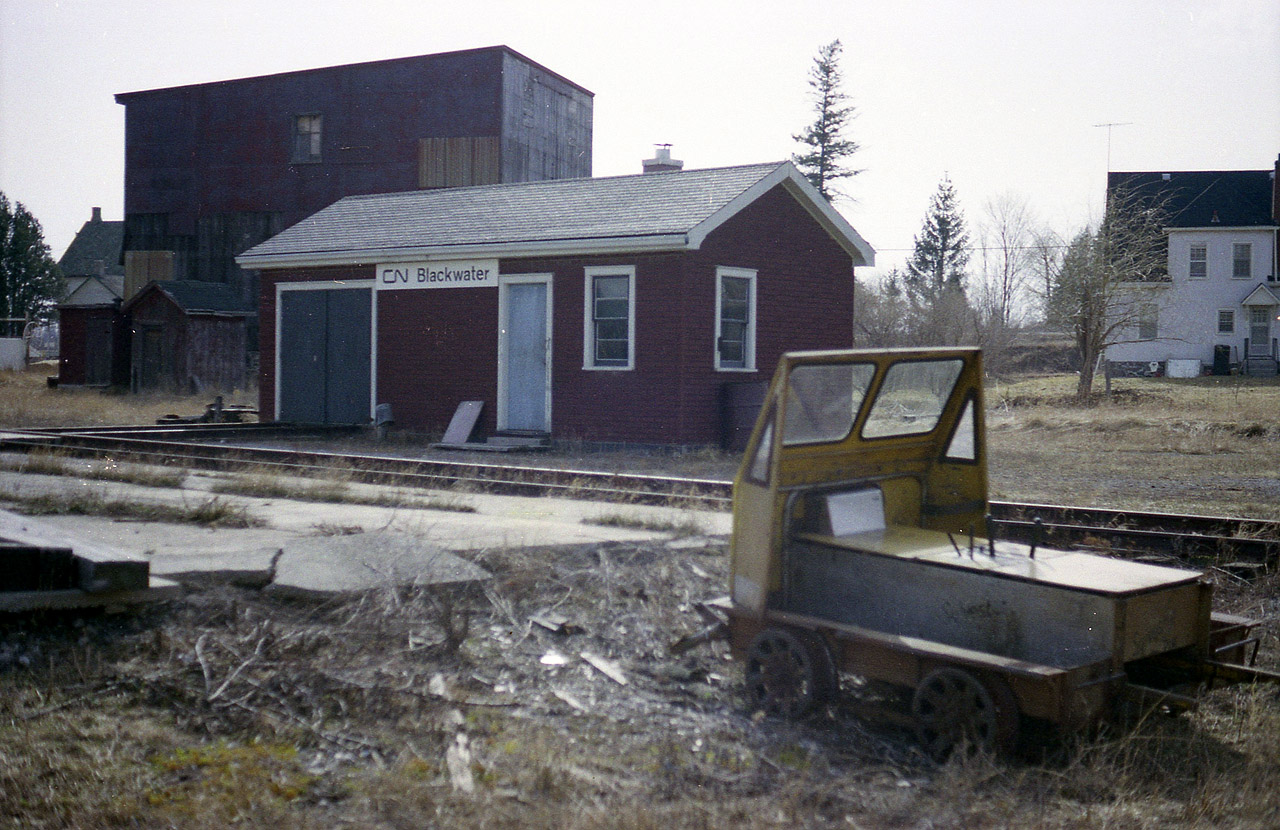 Another glimpse of Ontarios trackage of the past. CN Blackwater, actually Blackwater Jct., used to be where the line up from Uxbridge used to split off toward Coboconk and toward Lindsay.  The Lindsay line was taken up in 1991, the other in 1986, if my notes are correct. The building? MoW track car and tool shed. Hey, it has a namesign on it. So I call it a station. :o)