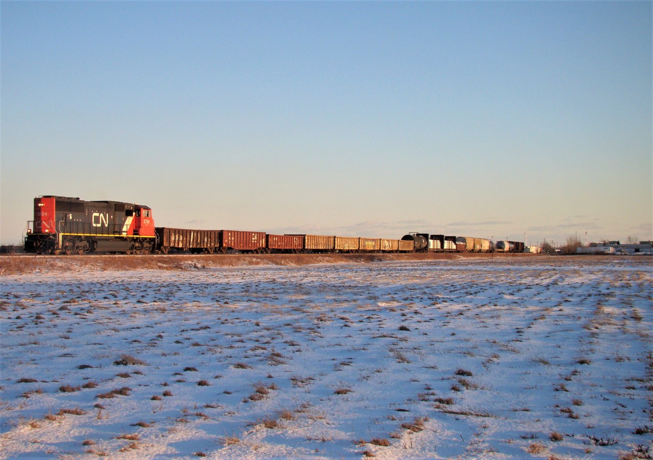 CN 5704 leads train 438 up the Pelton Spur with 21 cars on their way to London.