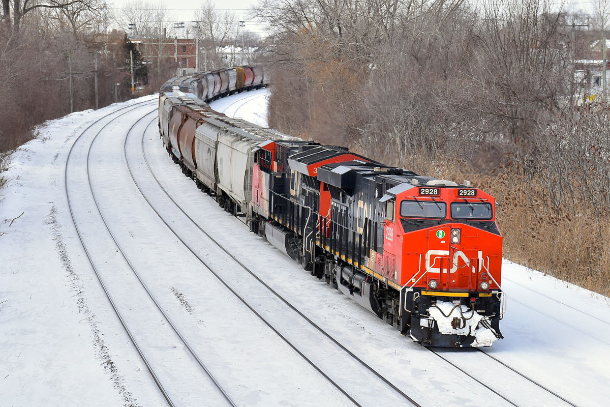 CN 2928 & CN 3004 lead grain train CN 874 around a curve as it slows down for a crew change at Turcot West.