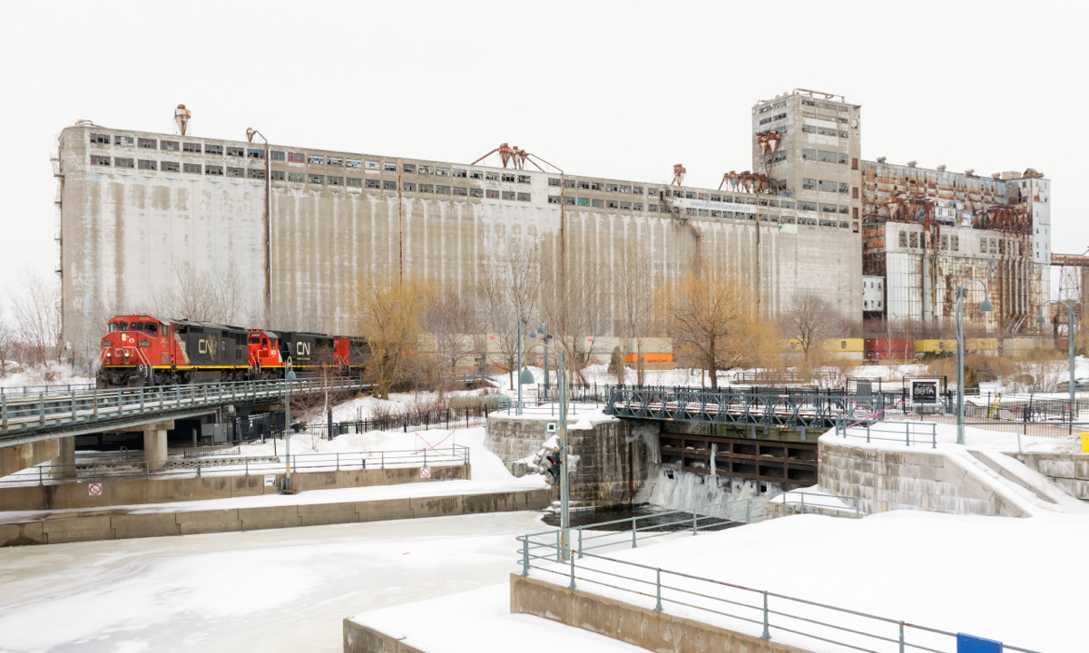 Into the port in daylight for once. CN 148 normally arrives into the Port of Montreal in the middle of the night, and then its power goes on CN 149 which leaves the port mid-morning. Today was an exception, with CN 148 (technically K148, it's considered a transfer as Q148 terminates in Taschereau Yard) arriving into the port a bit before noon and after CN 149 left. It has a nice lashup, with cowls CN 2452 & CN 2445 bracketing clean SD60 CN 5420 as it passes out of use grain elevator #5.