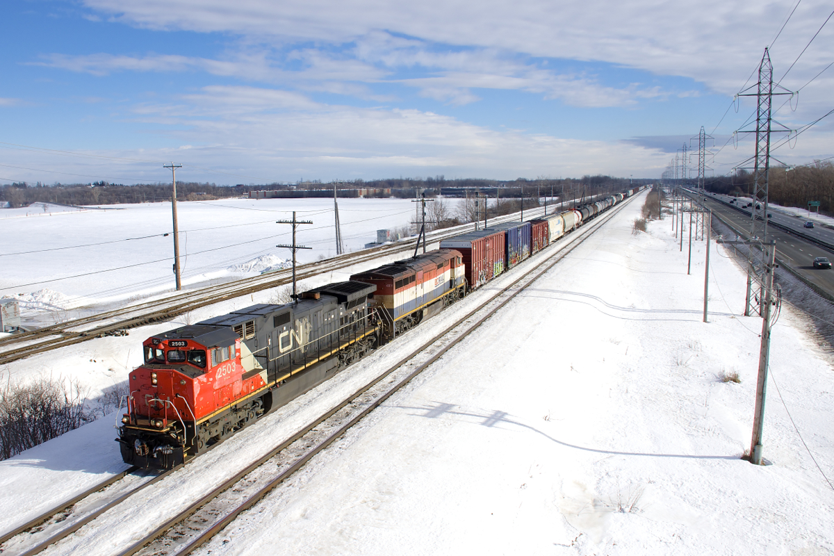 A shorter than usual CN 369 (416 axles) is through Sainte-Anne-de-Bellevue with an interesting lashup composed of Dash9-44CWL CN 2503 and Dash8-40CMu BCOL 4608.