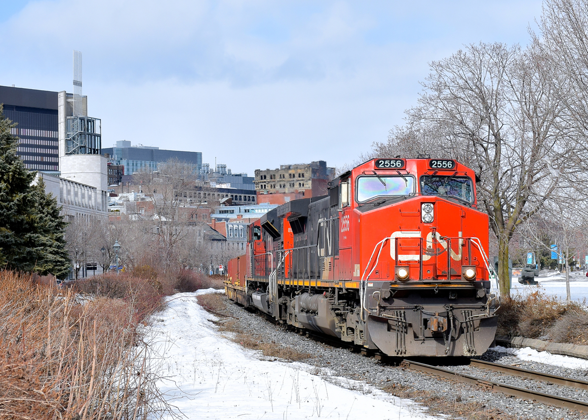 A late CN 149 is leaving the port of Montreal with CN 2556 & CN 8917 leading 9,602 feet of containers.