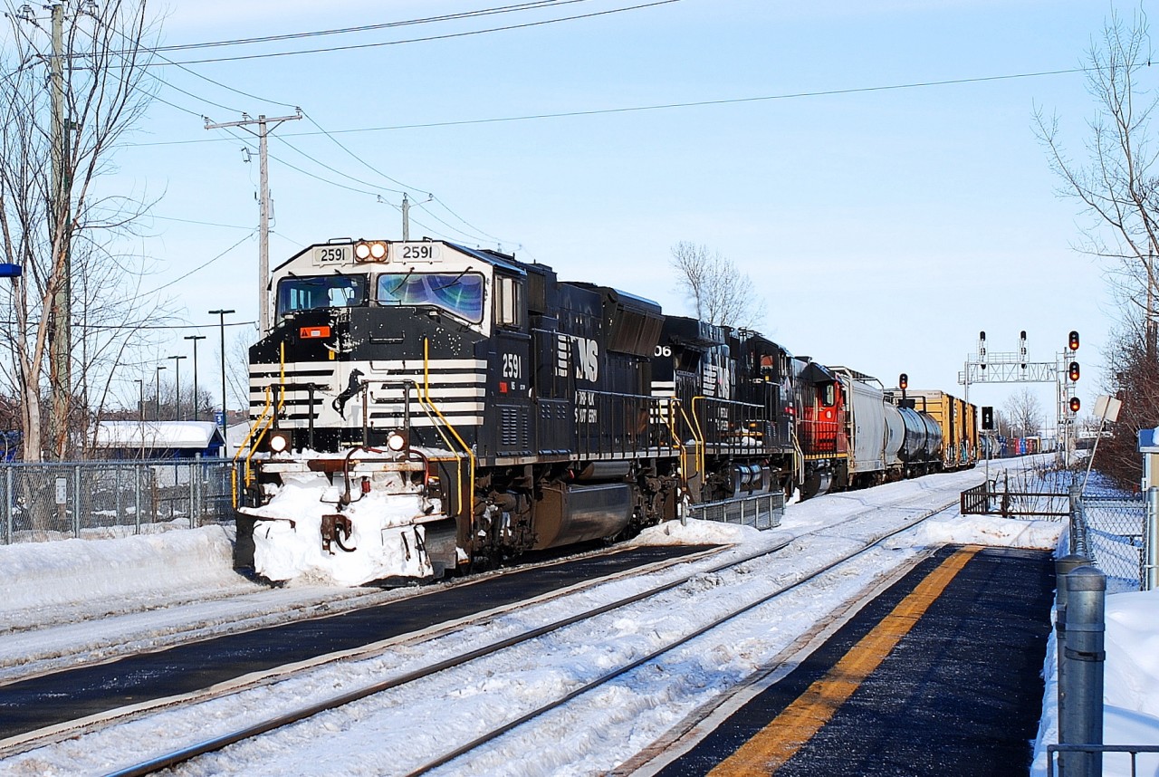 N2591 a SD-70m lead loco with NS-9906 C44-9w also CN-4720 GP-38-2s the to NS was with the 5locos arrivent on the 8 of Febuary and was part of 7 locos  going to Montréal today was on CN-route 527 going again to Taschereau yard with different freights cars