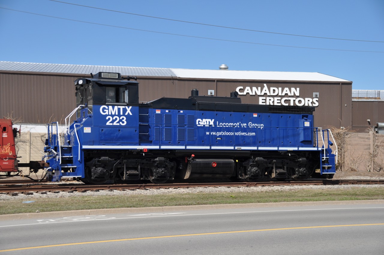 Nice sunny day down in St. Catharines, where the new kid on the Trillium block, GMTX 223 made its first (and perhaps only) run to the city's industrial area to work WP Warehousing and Canadian Erectors. Here is a shot of the unit, looking nice and spiffy in fresh paint, as it works at the steel facility on Eastchester Av. I'm told the unit may be shipped out in a week or so and replaced. So this might be a rare scene.