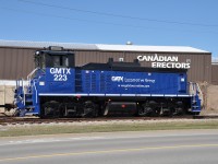 Nice sunny day down in St. Catharines, where the new kid on the Trillium block, GMTX 223 made its first (and perhaps only) run to the city's industrial area to work WP Warehousing and Canadian Erectors. Here is a shot of the unit, looking nice and spiffy in fresh paint, as it works at the steel facility on Eastchester Av. I'm told the unit may be shipped out in a week or so and replaced. So this might be a rare scene.