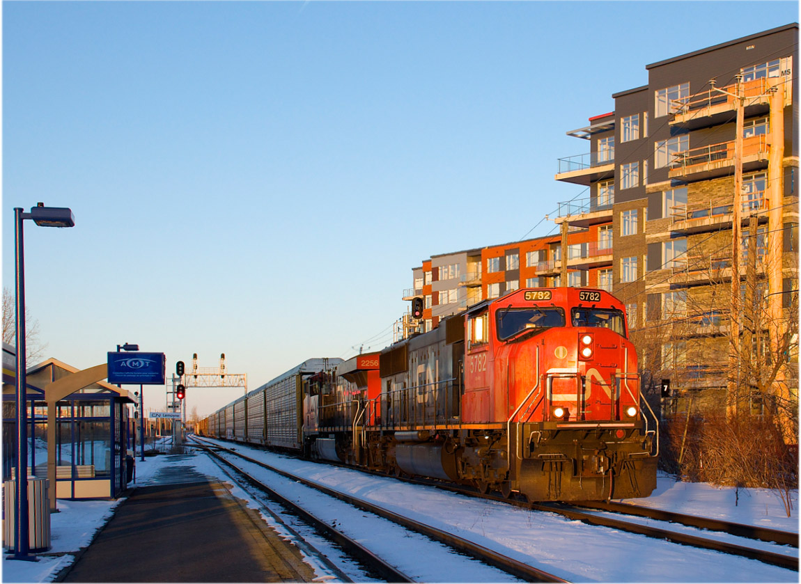 CN 5782 & CN 2256 lead CN 401 past St-Lambert Station just before sunset. CN 401 would meet counterpart CN 400 a bit further ahead on the Victoria Bridge.
