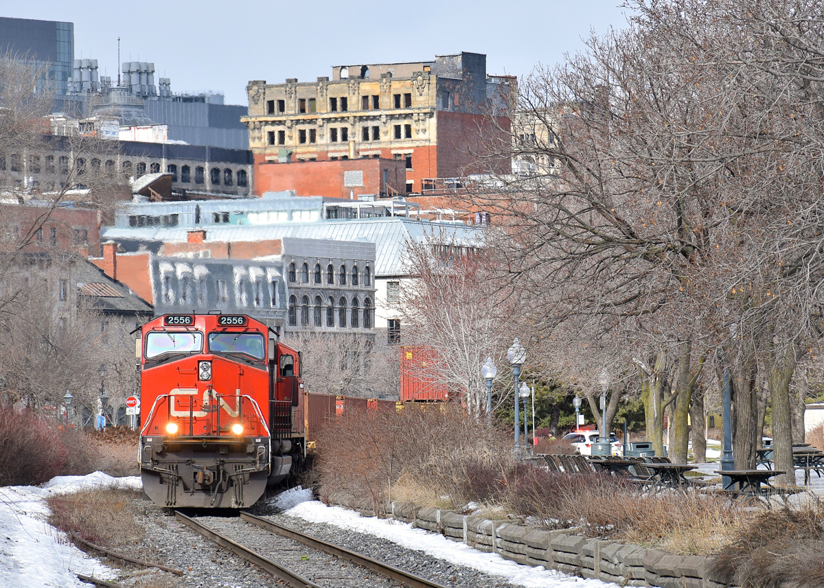 A late CN 149 is rounding a curve as it leaves the port of Montreal with CN 2556 & CN 8917 leading 9,602 feet of containers.
