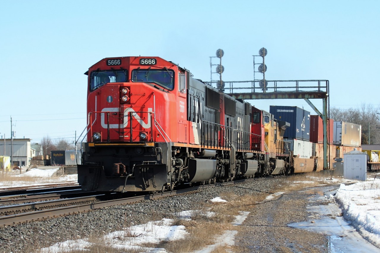 CN SD75I 5666 leads train Q149 under the signal bridge at Paris, Ontario with Union Pacific C41-8W 9421 trailing.