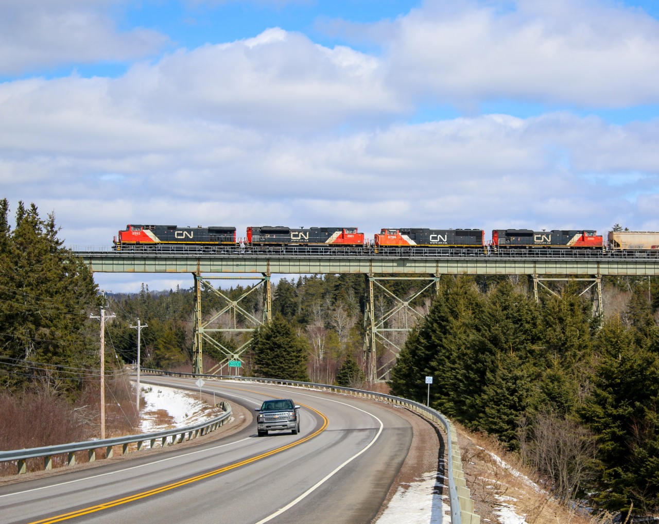 CN 2593 leads CN 8901, CN 5786,CN 8960 across the rail bridge that crosses highway #4 in Folly Mountain heading west towards Amherst