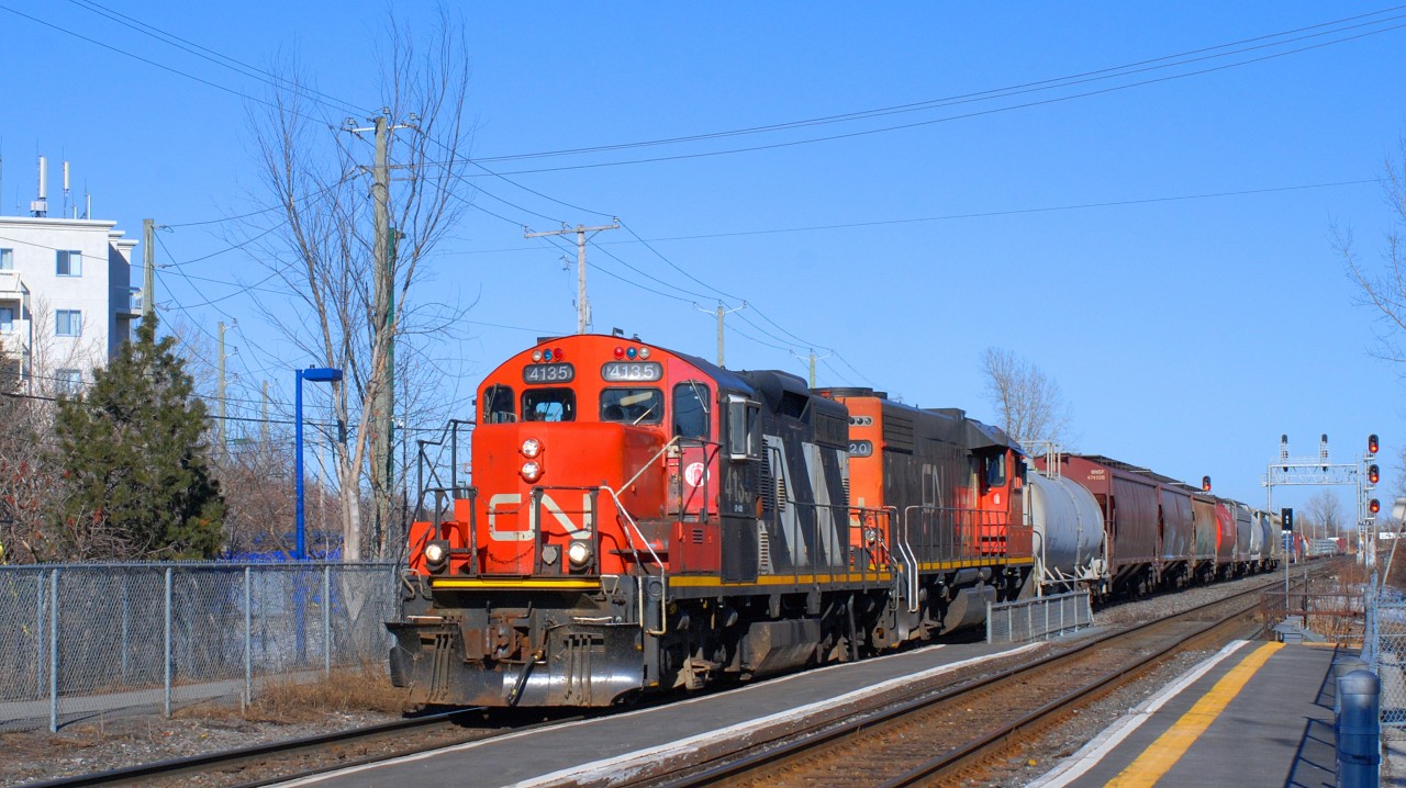 CN-4135 a GR-418-F with CN-4720 GR-420-Ba covoy of 38 cars coming from Southwark yard going to Point-St-Charles yard CN-route 522
