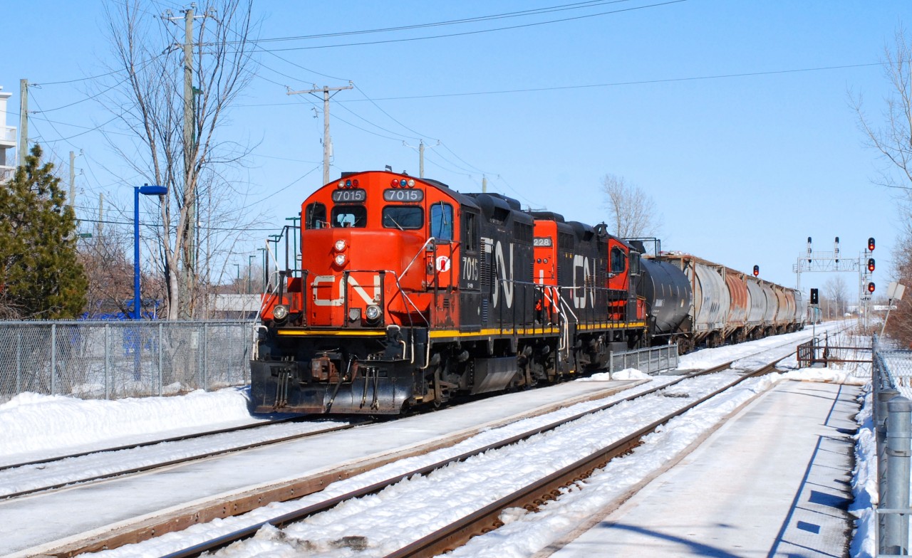 GP-9RM 7015 and 7228 pulling 18 cars from Southwark yard going in Montréal Easternhorne near the Pointe St-Charles