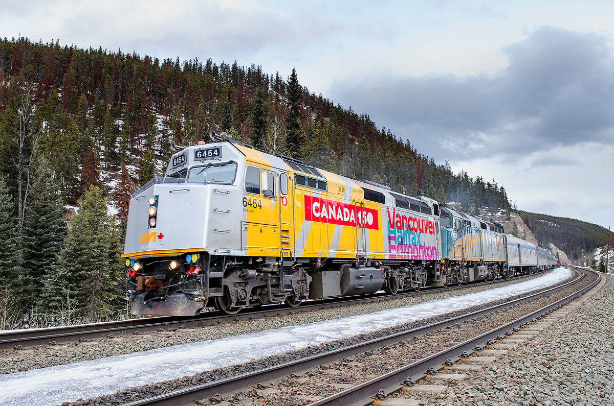 VIA F40PH-3 6454 leads the westbound Canadian at Mile 8 of CN's Albreda Sub, approaching Geikie.