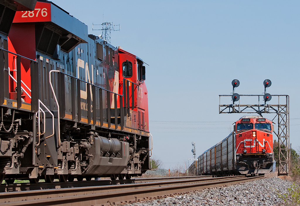My train on the left, CN L570 (ex E276 Blue Island to Oshawa mty multi's via Snider West change off and reprofile) sits on the north while westbound 271 has just crested the first of two grades on the York Sub. 271 is also mty multi's from Taschereau Yard in Montreal to Flint, Michigan.