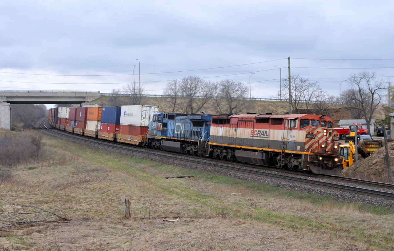 CN Q14891 11 leaning into the curve at Garden Ave with BCOL 4616, and IC 2459, and 148 cars