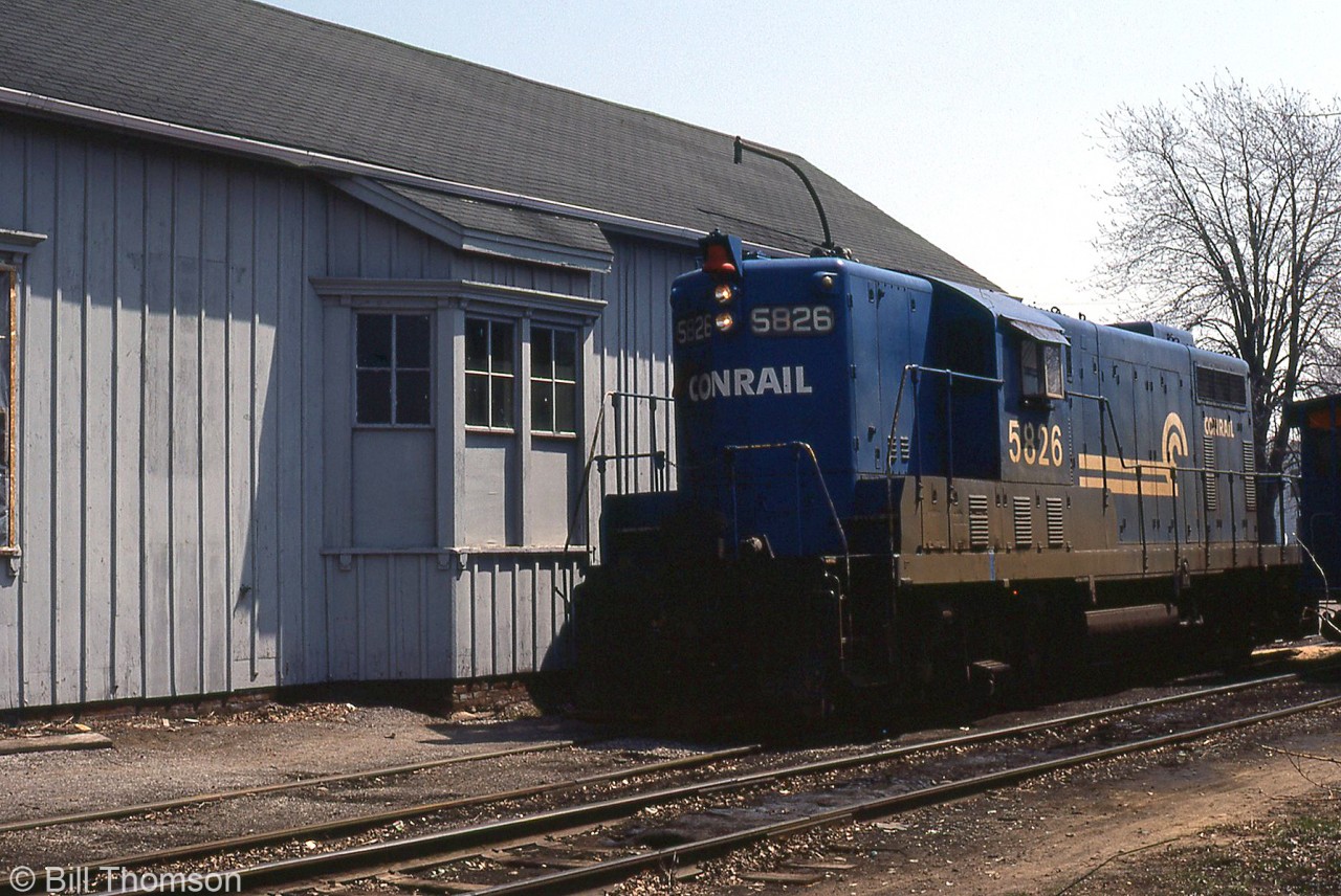 Another view of the old Leamington Station during the Conrail era, this time with one of CR's many blue Canadian-assigned Geeps, CR GP7 5826 (as well as a blue van) sitting next to the bay window.