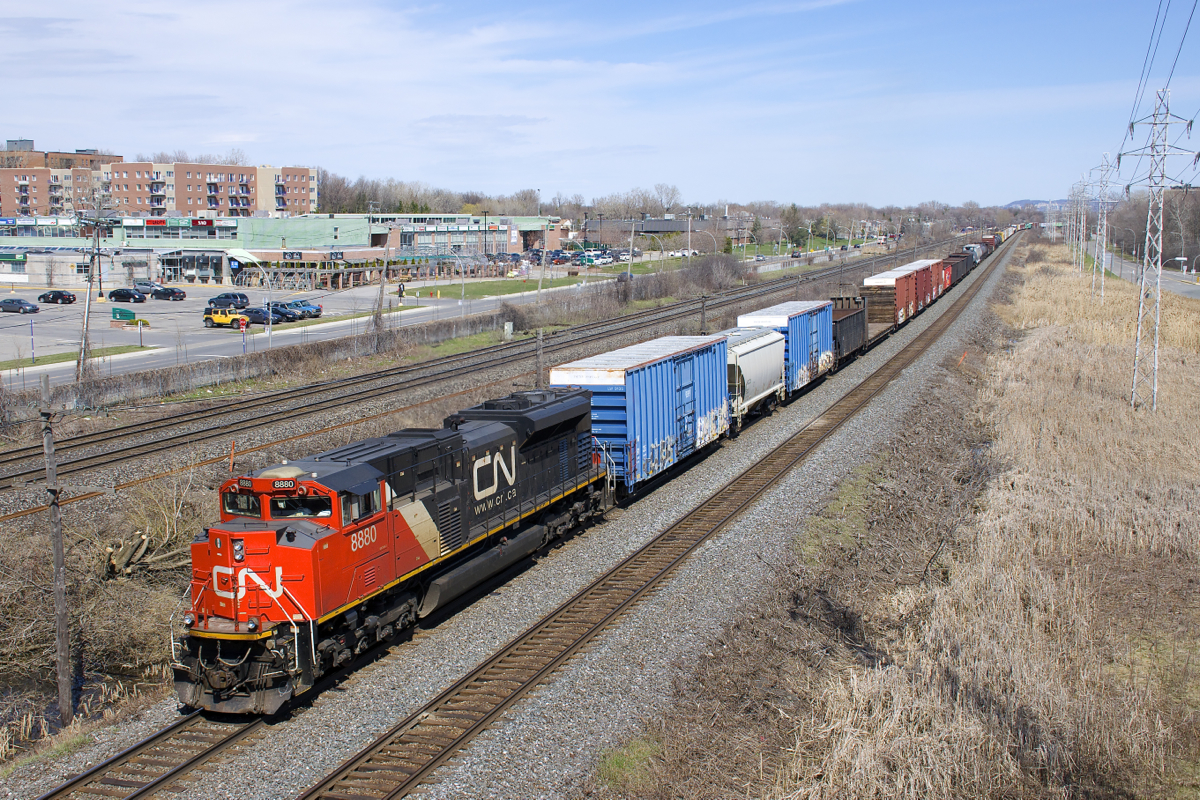 A very lage CN 377 (179 cars) is passing MP 14 of CN's Kingston Sub with a single SD70M-2 up front and another one mid-train (CN 8880 & CN 8916).