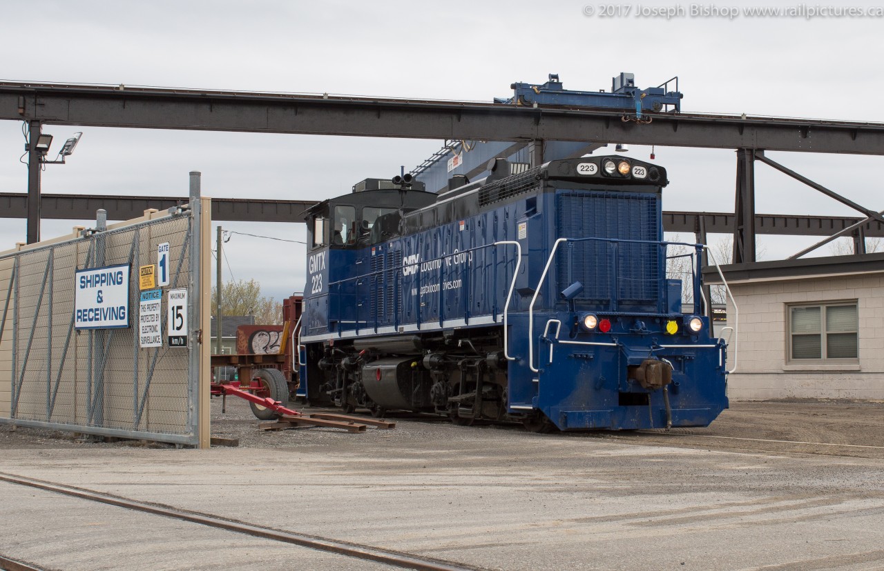 The Trillium Railway lifts a single flat car out of Canadian Erectors with the new kid on the block, GMTX 223.