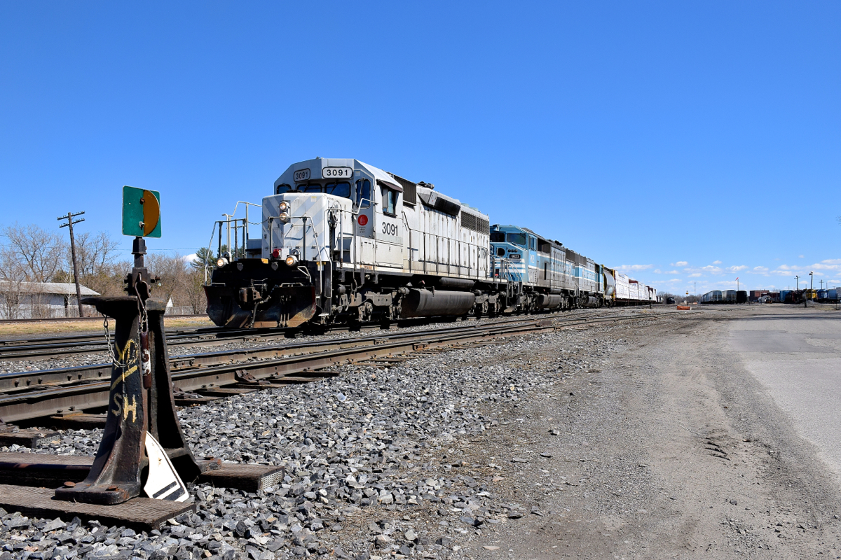 CITX 3091, CMQ 9020 & CMQ 9023 take apart CMQ 1 as they back into Farnham Yard with a cut of cars.