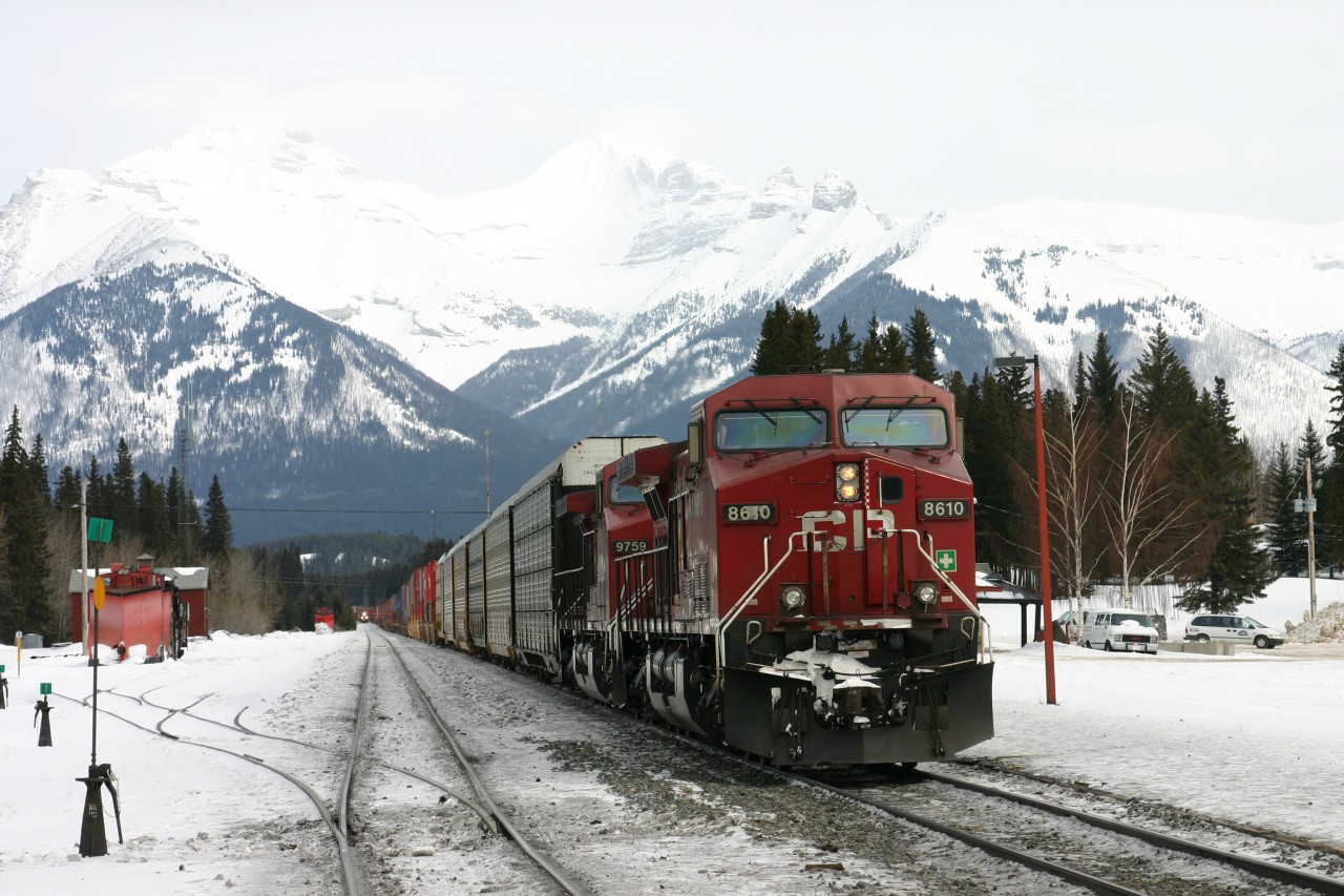 There is a really great hostel here that is right by the CP main line so you can pop out and get shots at this crew change point when ever you wish.