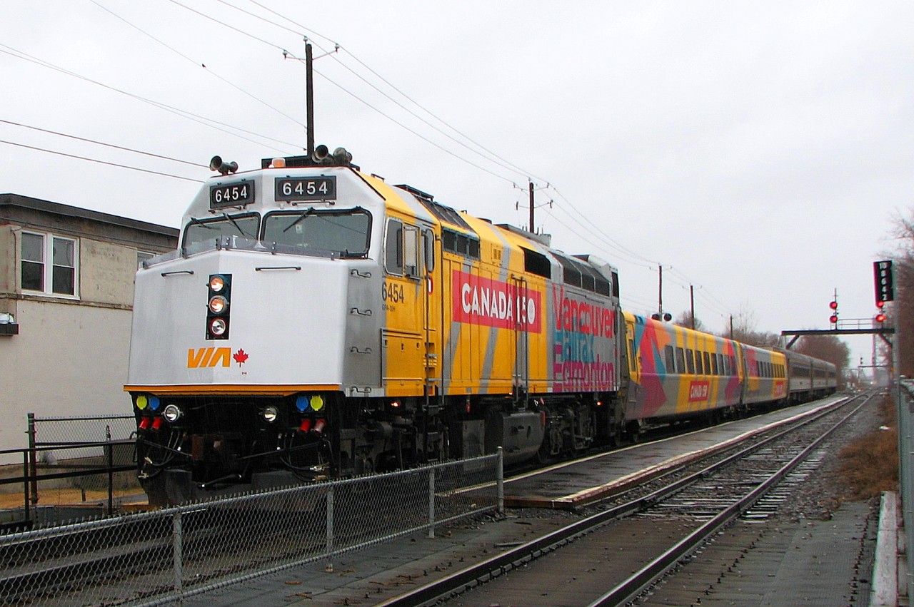 Spécial VIA today du of filming a publicity for Via Marqueting employes was in St-Lambert with caméras crew  to go to Québec spécial  Canada 150 a GPA-30h loco 6454 with 2 LRC coach cars all wrapped Canada 150