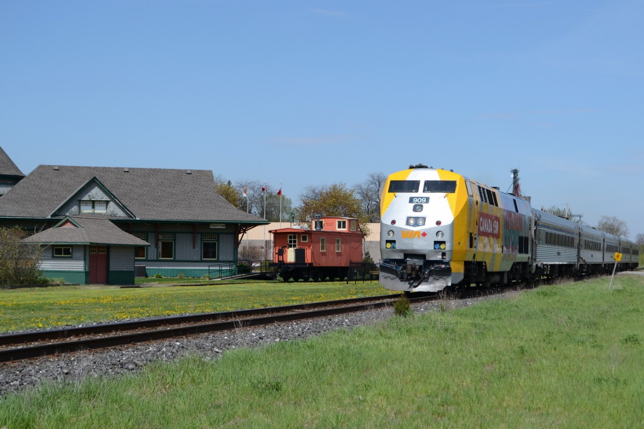 VIA 909 leads 5 HEPII coaches and Business class cars, pass the old Glencoe Station, on train #73.