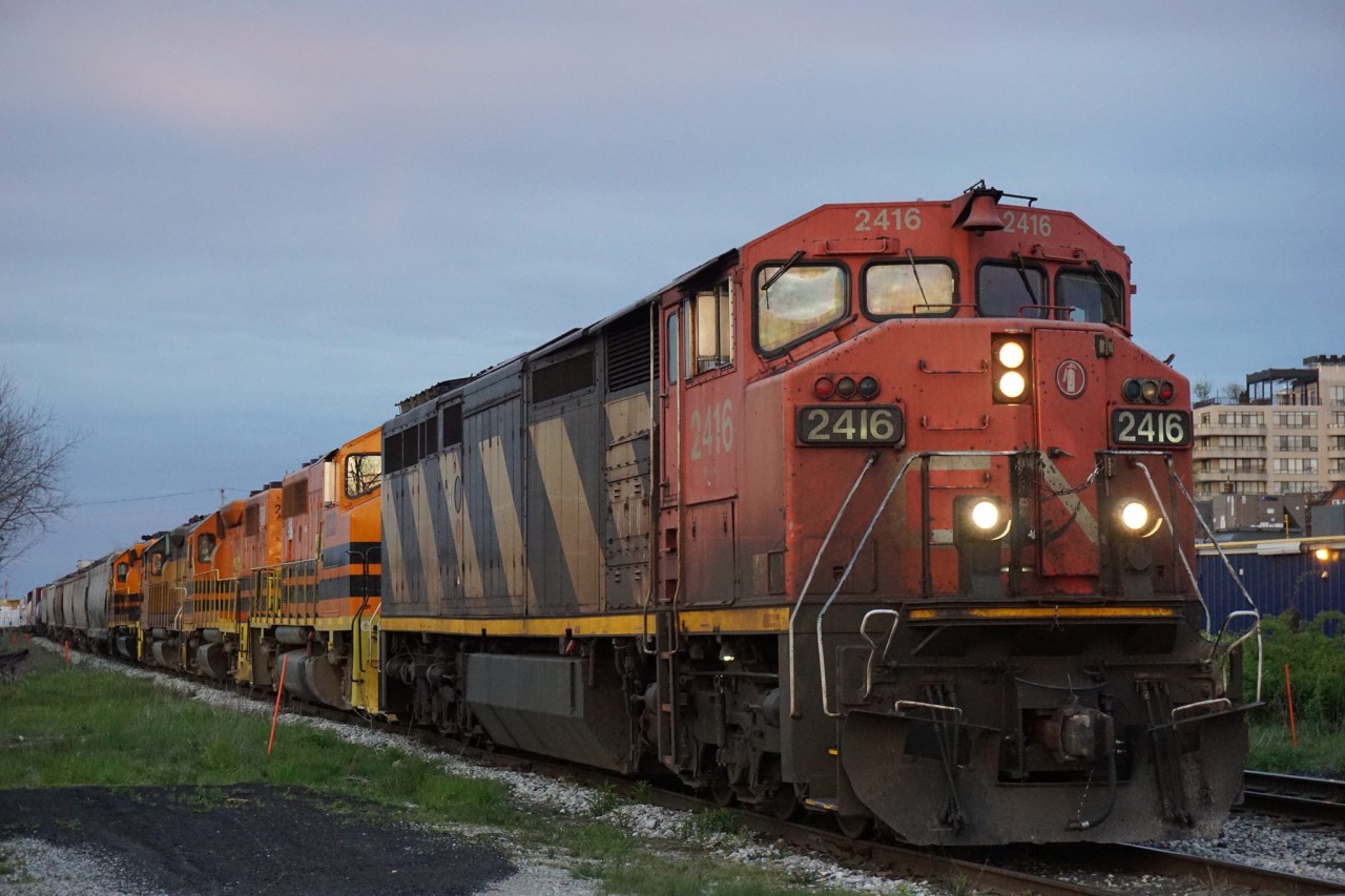 431's head end is at St. Leger Street and it's cars are blocking the Lancaster St. crossing further down.