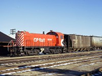 On a screaming cold day in December 1972, the Stone Train has arrived CP Guelph Jct led by MLW S-4 6544. For the modellers in the audience, here’s a good comparison of a slab side and a pressurized cylindrical hopper from the CP fleet.