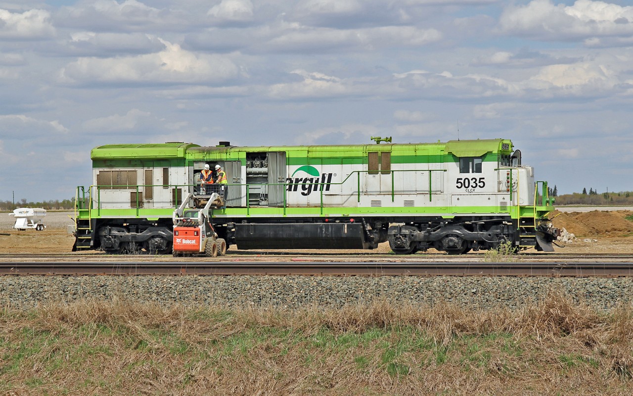 A nice sunny afternoon for a little TLC for Cargill's C30-7, CLCX 5035 (ex BNSF 5035)