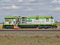 A nice sunny afternoon for a little TLC for Cargill's C30-7, CLCX 5035 (ex BNSF 5035) 
