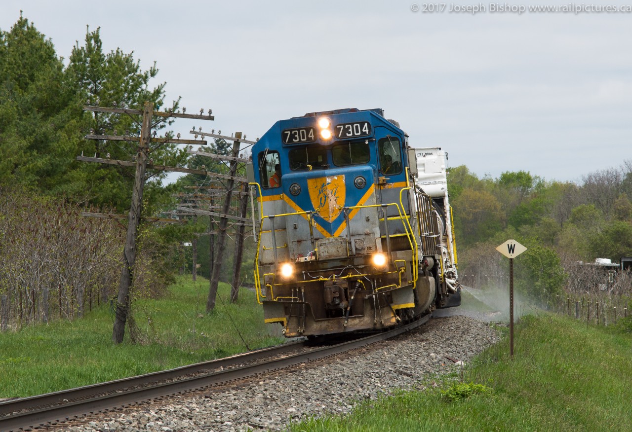 Delaware & Hudson 7304 leads the weed sprayer train towards the small town of Ayr at Mile 66 of the CP Galt Subdivision.