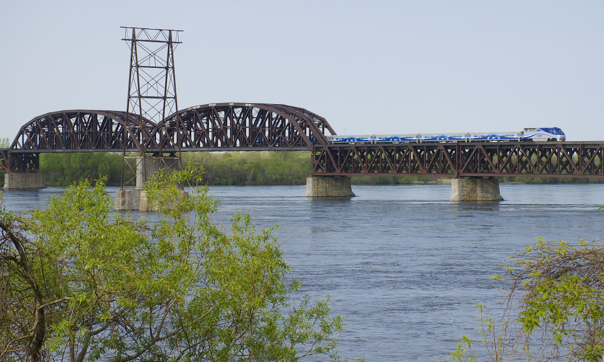 Railpictures.ca Michael Berry Photo A Candiacline AMT train is