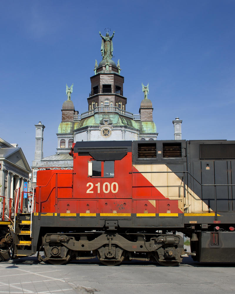 CN 149 is stopped in front of the Notre-Dame-de-Bon-Secours chapel (built in 1771) while the conductor walks up to the head end before departing the Port of Montreal.